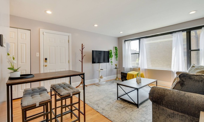 Rogers Park Condominio | Urban Chicago Vacation Rental Condo Near Beach!
