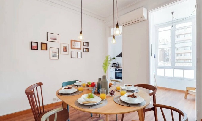 La Nova Esquerra de l'Eixample Casa | URBAN CITY BUILDING! Perfect for big groups!