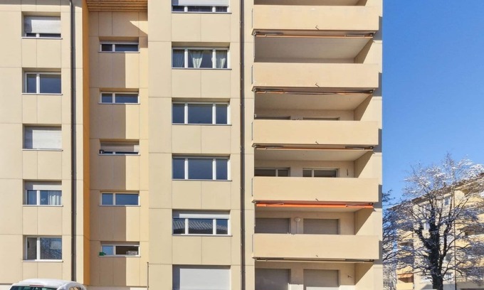 Uster District Apartamento | Urban Comfort: 3 BR Practical Retreat