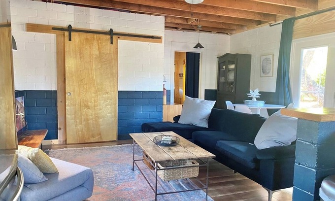 Govalle Casa | Urban Cottage. Walkable. Sweet Spring Stay
