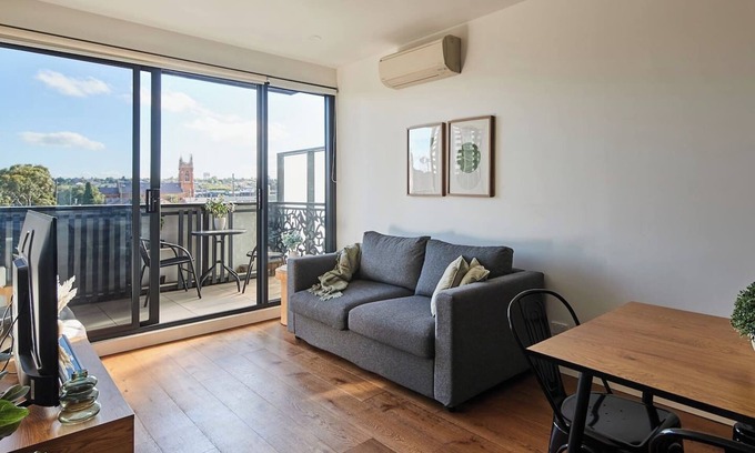 Geelong Apartamento | Urban Drift Cosy Balcony Nook near Waterfront