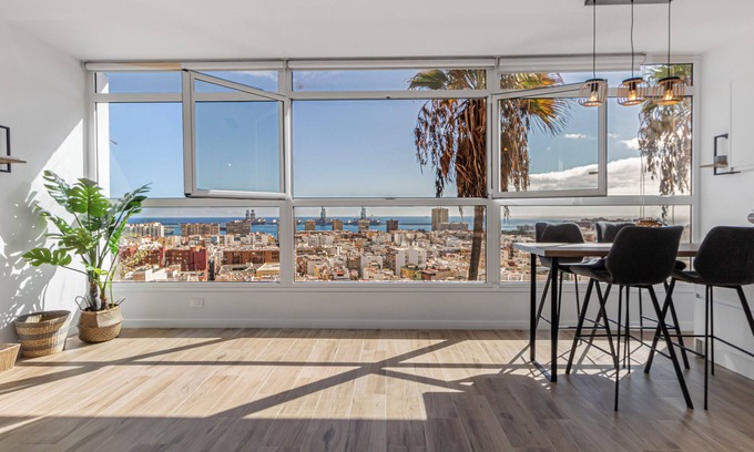 Las Palmas de Gran Canaria Casa | Urban Elegance View Suite Pool