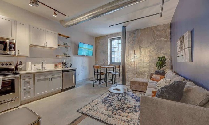 Westown Apartamento | Prime Location | Gym, Hot Tub, Game Lounge, WiFi