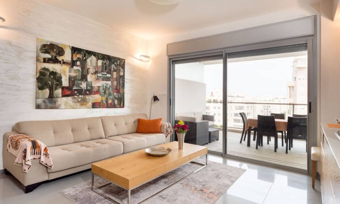 Tel Aviv Apartamento | Urban Gem with Outdoor Lounge