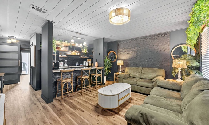 Holiday Beach Apartamento | Urban Jungle Themed Apt - Shared Pool - Queen Bed