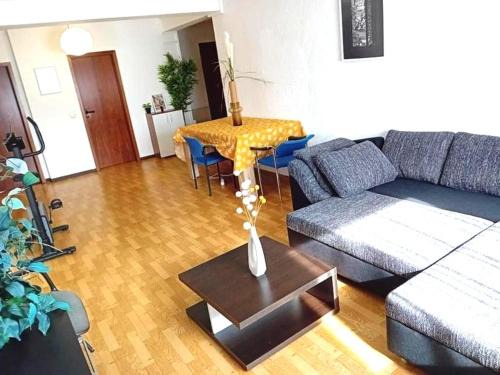 Kelkheim Apartamento | Urban Nest Prime 3BR with Spacious Hall & Kitchen apartment