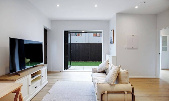 Greenlane - Ellerslie Casa | Urban Vogue Escape with Parking and Air-con