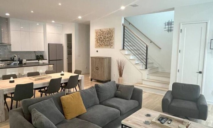 Old Fourth Ward Casa | Urban Oasis on Beltline. Jacuzzi, rooftop. Walk to restaurants and park