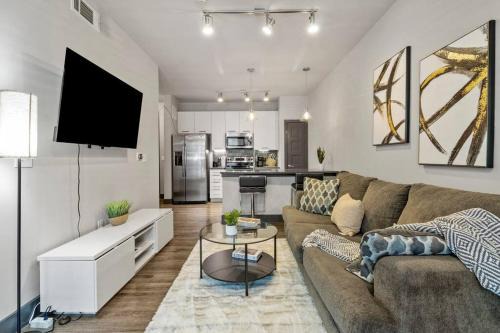 Chestnut Apartamento | Urban Oasis, Pool Gym Dog Park Free WiFi
