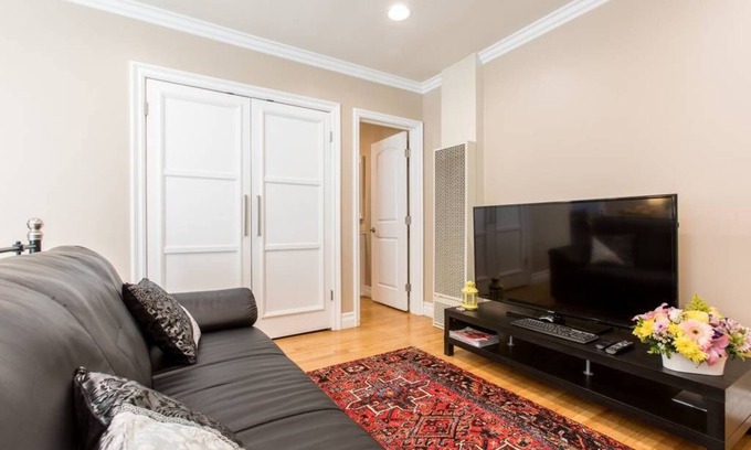 Burbank Apartamento | Refugio urbano: retiro opulento con cocina gourmet completa y lavadora / secadora en el interior