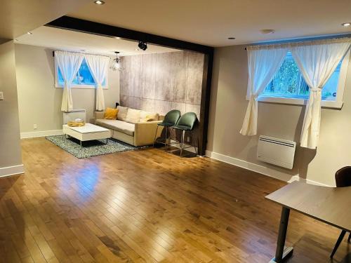 Saint-Hubert Apartamento | Urban Retreat - 2 Bedroom, 3 Beds, 6 Guests, Free Parking