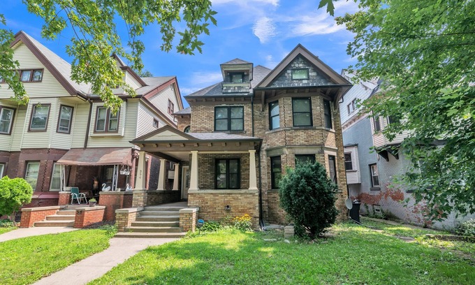 Detroit Apartamento | Urban Retreat In Islandview 2 Bedroom Apts by Redawning