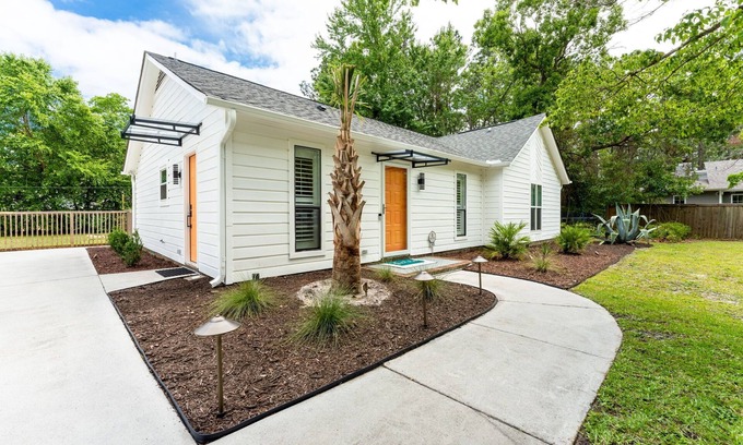 Eagles Nest Casa | Urban Sophistication, Tropical Vibes, Hot Tub, Close to Beach! Clean!
