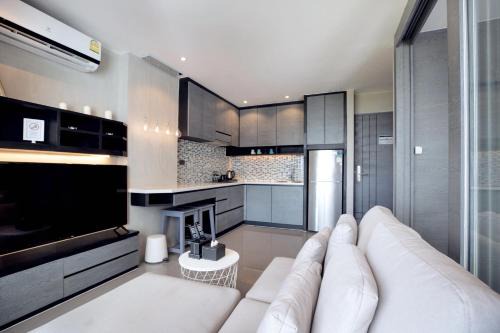 Kamala Apartamento | Urban Suite CTG B702 in a Gated Tropics Kamala Residence with 3 Pools & Gym