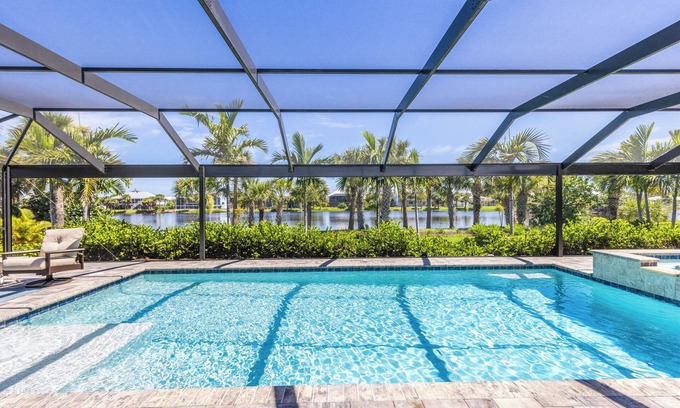Murex Lakes Casa | Urlaub Haus, Beautifully Remodeled, Lake-Front Pool Home