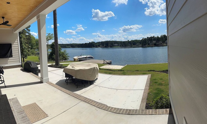 Seven Lakes Casa | US Open! Beautiful Brand New Home on large Private Lake 11m from Pinehurst #2!