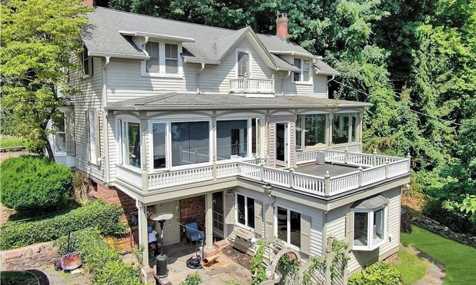 Nyack Casa | "The Stable" A Charming 3-bedroom house in Nyack with a Tennis Court