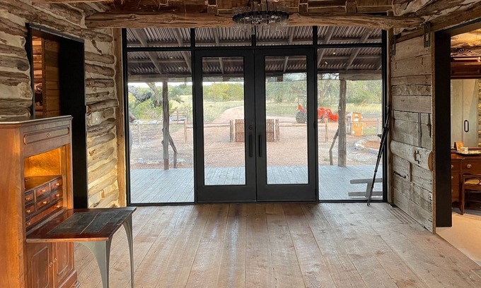 Kendall County Cabina | 1846 Secluded, Restored Cabin on 40 acres with Modern Finishes