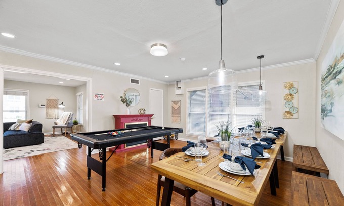 Central Arlington Casa | USFL! Hot Tub, Pool Table, Fire Pits, King beds, BBQ Fun! 🐾🏡