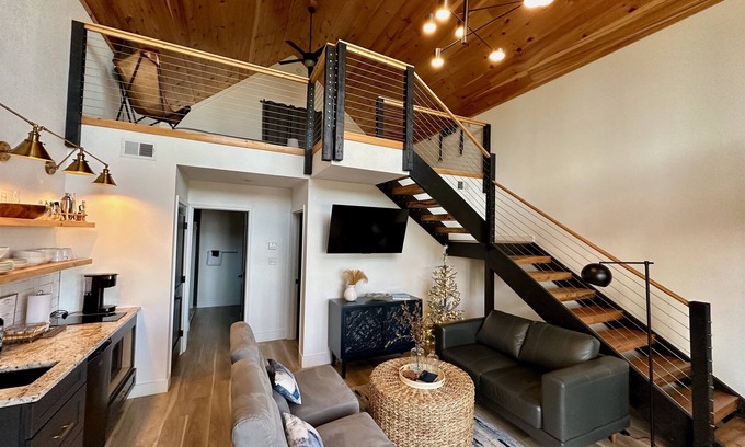 Gatlinburg - Pigeon Forge Cabaña | Deals + Night Views of Pigeon Forge + Modern Cottage!