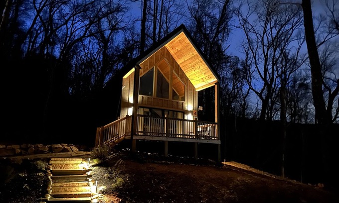Gatlinburg - Pigeon Forge Cabaña | Discounts + Stargaze & Watch Pigeon Forge Lights from Firepit!