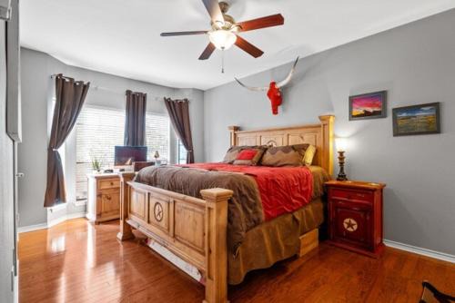 North University Apartamento | UT Retro Getaway- 2 King Beds, Workspace, F1 & Football