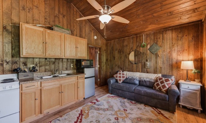 Utopia Cabina | Utopia River Retreat is a secluded paradise nestled along the Sabinal River in the Texas Hill Country.
