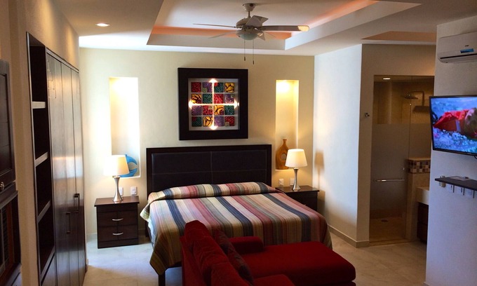 Emiliano Zapata Apartamento | V399! Nuevo, Condominio moderno en el corazón del casco antiguo, 'Casa del Rey'