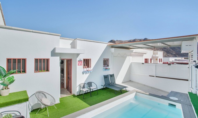 Puerto Rico Villa | Villa Vacacional 'Big Puerto Rico Streetfront' con Vista a la Montaña, Wi-Fi y Aire Acondicionado