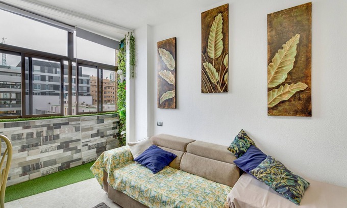 Las Palmas de Gran Canaria Apartamento | Apartamento de vacaciones 'Playa Canteras Samperez I' con vistas a la montaña y Wi-Fi