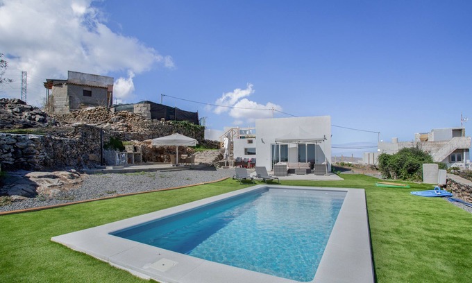 Santa Maria de Guia de Gran Canaria Villa | Villa de vacaciones 'Alegría' con vistas al mar, piscina privada y Wi-Fi