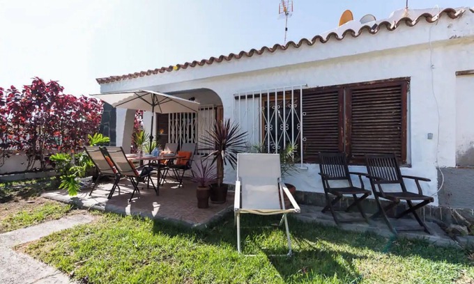 Playa del Ingles Casa | Casa de vacaciones 'Bungalow Ubicación Ideal' con piscina compartida, terraza compartida y Wi-Fi