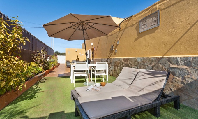 Puerto del Rosario Apartamento | Apartamento de vacaciones 'Rural Zona Céntrica Isla' con vistas a la montaña, terraza y Wi-Fi