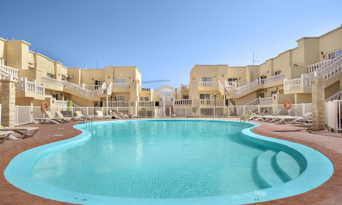 Caleta de Fuste Apartamento | Apartamento de vacaciones 'Marysol' con piscina compartida, terraza privada y Wi-Fi