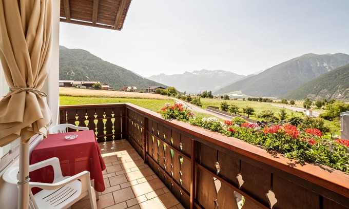 Burgusio Apartamento | Pet-friendly Vacation Apartment Sonnenhof SONNSCHEIN with Mountain View, Wi-Fi, Terrace& BBQ