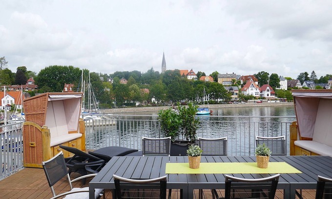 Eckernfoerde Apartamento | Vacation apartment/apartment for 7 guests with 130m² in Eckernförde (121126)