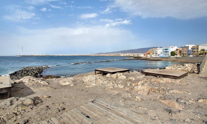 Playa de Arinaga Apartamento | Vacation Apartment "Gofiobeach" with Private Terrace, Wi-Fi and Air Conditioning