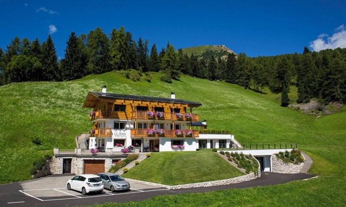 Santa Cristina Val Gardena Apartamento | Apartamento de vacaciones "Comfort La Mana" con vistas a la montaña, Wi-Fi y jardín