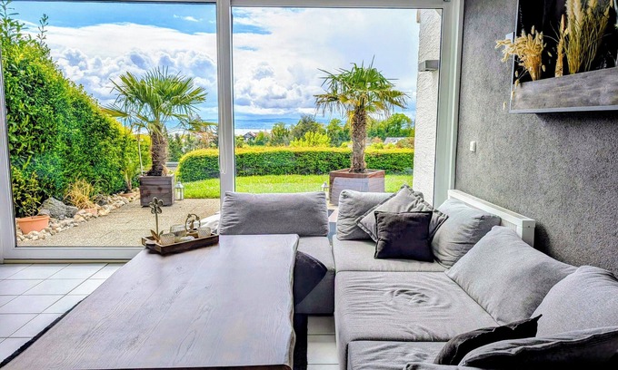 Daisendorf Apartamento | Vacation apartment with a view of Lake Constance under palm trees