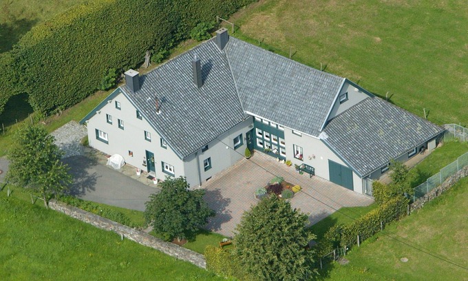 Mutzenich Apartamento | Vacaciones con vistas a las crestas del norte de Eifel en una zona tranquila