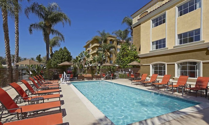Anaheim Resort Hotel | Vacation At its Finest! Walking Distance! Cozy Rooms, Pool & Shuttle Service!