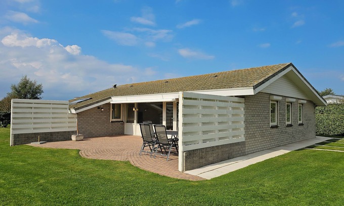 Municipality of Veere Casa | Vacation bungalow with large garden WE11