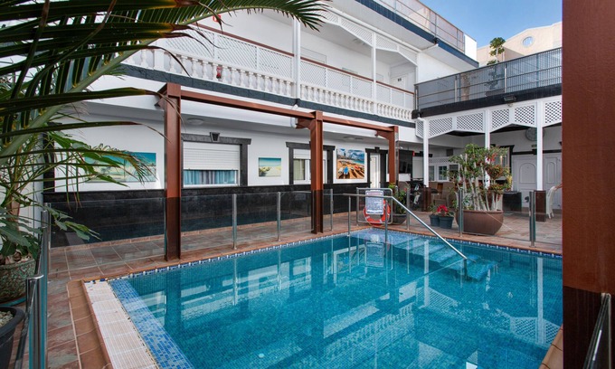Playa de Arinaga Apartamento | Vacaciones 'Casa Paula - 24' con vistas a la montaña, piscina privada y Wi-Fi