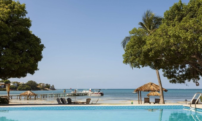 Carenero Apartamento | Vacation Day Is Always A Great Idea! Beachfront, Onsite Dining, Free Parking
