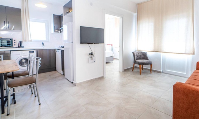 Turgutreis City Center Apartamento | Vacation Flat w Balcony 3 min to Beach in Bodrum