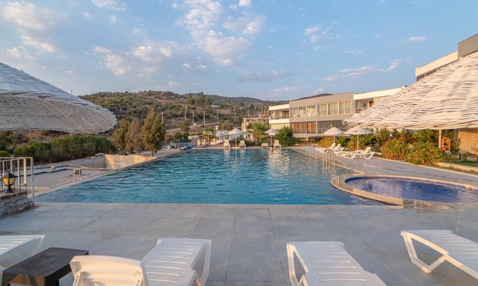 Milas Apartamento | Vacation Flat w Pool, Garden in Bodrum