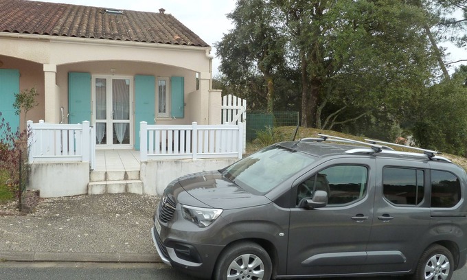 Meschers-sur-Gironde Casa | Vacation home for 2 adults and 2 children