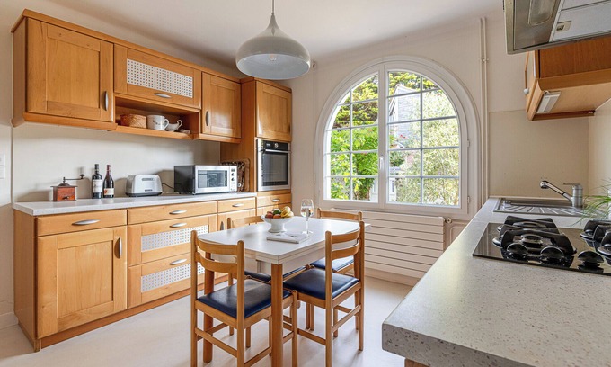 La Bernerie-en-Retz Casa | Vacation home facing the sea; beach 25m away. Large south-facing garden