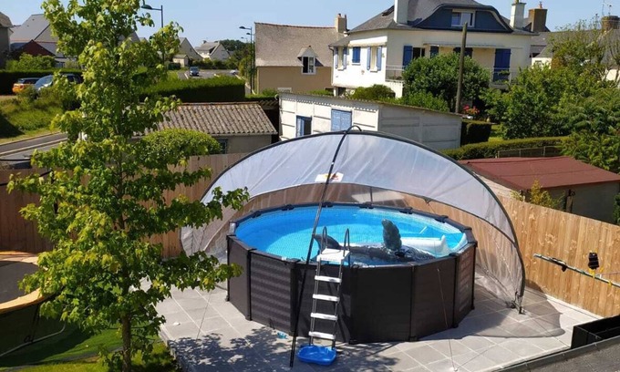 Saint-Meloir-des-Ondes Casa | Vacation home with above-ground pool
