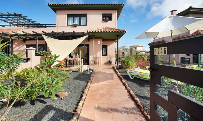 La Oliva Casa | Casa de vacaciones 'Amadeus' con piscina compartida, terraza privada y Wi-Fi